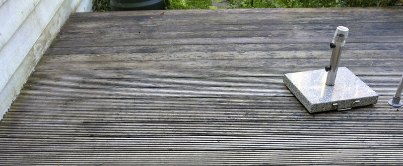 Schwarze Ablagerungen auf Holz